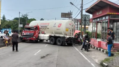 Truk tangki Pertamina terlibat kecelakaan beruntun atau karambol di Jalan Gatot Subroto (Jalur Semarang-Solo)