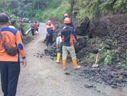 Jalan Kebumen-Banjarnegara Lumpuh, Hujan Lebat Mengakibatkan Tebing Longsor