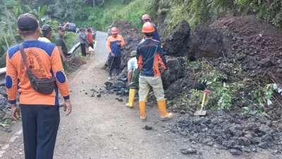 Jalan Kebumen-Banjarnegara Lumpuh, Hujan Lebat Akibatkan Tebing Longsor
