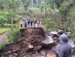Jembatan Desa Tajuk Putus Diterjang Banjir Bandang di Lereng Merbabu Kabupaten Semarang