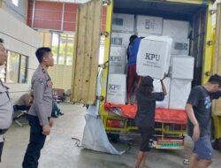 Utamakan Lokasi Terjauh, Anggota Polres Batang Kawal Distribusi Logistik Pemilu