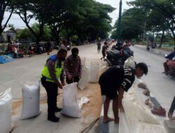 Polisi Himbau Warga Pindahkan Tenda dan Padi yang Dijemur dari Jalur Pantura Demak