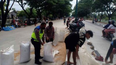 Polisi Menghimbau Warga Pindahkan Tenda dan Padi yang Dijemur dari Jalur Pantura Demak