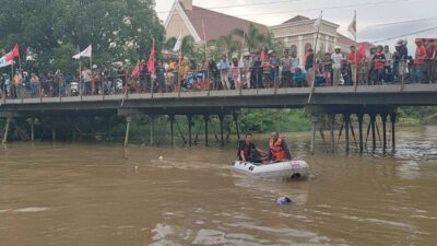 BREAKINGNEWS Remaja 15 Tahun Tenggelam di Sungai Loji Pekalongan