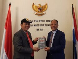 Kompolnas RI Berikan Buku Karya Irjen Dedi Prasetyo ke Para Duta Besar
