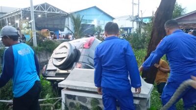 Wakasat Polairud Polresta Pati Berhasil Evakuasi Kendaraan Terperosok ke Sungai