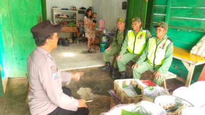 Sampaikan Pesan Kamtibmas, Bhabinkamtibmas Polsek Batang Kota Sambang  Linmas