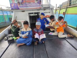 Anak – Anak Bantaran Sungai Barito Kunjungi  KMH KP XVIII 2001 Sebagai Alternatif Tempat Belajar