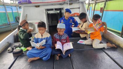 Anak – Anak Bantaran Sungai Barito Kunjungi  KMH KP XVIII 2001 Sebagai Alternatif Tempat Belajar