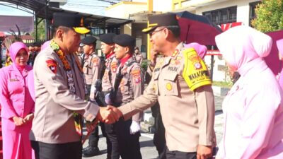 Kapolda Kalteng Bersama Ketua Bhayangkari Disambut Prosesi Adat Dayak di Mapolresta Palangka Raya
