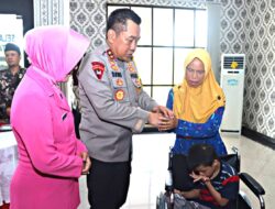 Kunker di Polresta Palangka Raya, Kapolda Kalteng dan Ketua Bhayangkari Beri Tali Asih Ke Penyandang Disabilitas