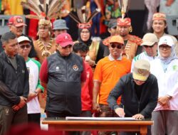 Polda Kalteng Hadiri Jalan Sehat dan Deklarasikan Pemilu Damai Se-Kalimantan Tengah