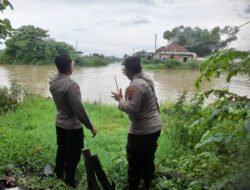 Antisipasi Banjir, Personel Polsek Juwana Pati Cek Debit Air Sungai Silugonggo