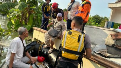 Tim SAR Arnavat Ditpolairud Polda Jawa Tengah Selamatkan 158 Masyarakat Yang Terjebak Banjir