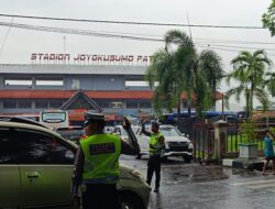 Personil Polresta Pati Amankan Pemberangkatan Kader Partai untuk Kampanye Akbar di Semarang