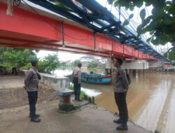 Antisipasi Dini: Kapolsek Juwana Pimpin Pemantauan Debit Air di Sungai Silugonggo