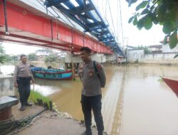 Kanit Samapta Polsek Juwana Aiptu Santoso Pimpin Pemantauan Debit Air Sungai Silugonggo