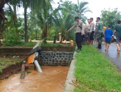 Banjir Kaliguno di Desa Dumpil, Polsek Dukuhseti Polresta Pati Bantu Warga Sekitar