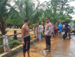 Banjir Kaliguno Desa Dumpil, Polsek Dukuhseti Polresta Pati Bantu Warga Sekitar