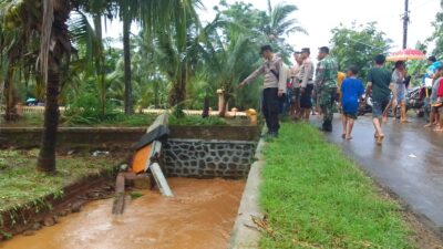 Banjir di Dukuhseti: Kapolsek Ali Mashuri dan Tim Bantu Mengatur Lalu Lintas