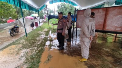 Kapolsek Dukuhseti dan Anggota Polisi Bantu Warga Hadapi Banjir di Dumpil