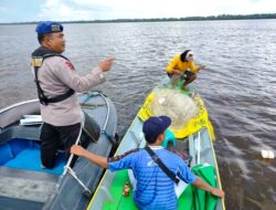 Bekerja Tanpa Merusak Ekosistem Perairan, Personel Das Kumai Sambangi Warga dan Pelayar