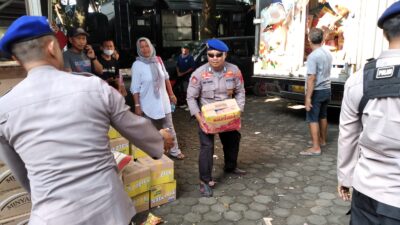 Bantuan 300 kg Ikan dan 700 Paket Sembako Untuk Korban Banjir Demak dari Satpolairud Polresta Pati