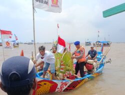 Satpolairud Polresta Pati Pengamanaan Tradisi Sedekah Laut Larung Sesaji di Desa Sambiroto Tayu