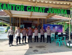 Personel Polsek Juwana Tetap Siaga di PPK Kecamatan Juwana Pasca Pemilu