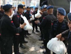 Sat Brimobda Polda Jateng Berikan Ribuan Paket Bansos untuk Warga Terdampak Banjir Demak dan Kudus