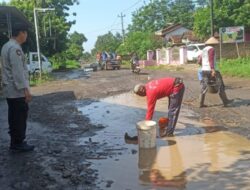 Warga Tlogowungu dan Polisi Bersatu Perbaiki Jalan Rusak, Antisipasi Kecelakaan