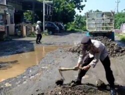 Upaya Tanggap Kapolsek Tlogowungu: Penambalan Jalan untuk Cegah Kecelakaan