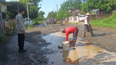 Penambalan Jalan Dilakukan, Wakapolsek Tlogowunggu Beri Himbuan Bagi Pengendara