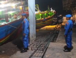 Personel Sat Polairud Polresta Pati Patroli Malam Hari Di Dermaga Pelabuhan