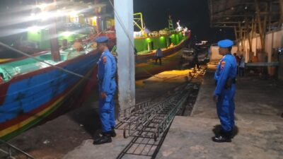 Anggota Sat Polairud Polresta Pati Patroli Malam Hari Di Dermaga Pelabuhan