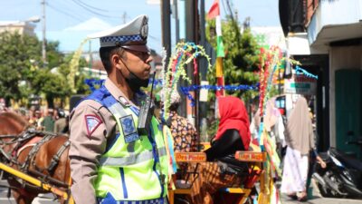Anggota Polres Banjarnegara Lakukan Pengamanan Kirab Prosesi HUT Banjarnegara Ke-453