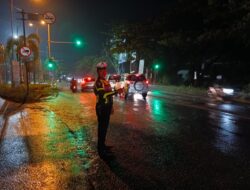 Genangan Air di KM 5 Jalan Pantura Pati – Juwana, Polisi Lakukan Pengaturan Lalu Lintas