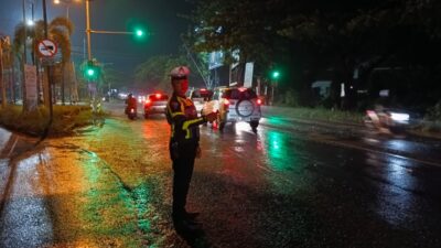 Ketinggian Air 5 CM, Polisi Pati Bersatu Lawan Banjir di Jalan Pantura