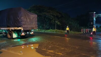 Banjir di Jalan Pantura , Satlantas Polresta Pati Lakukan Penguraian Arus Lalin