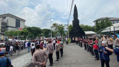 Personil Polrestabes Semarang Beri Pengamanan Aksi Demo Pengemudi Ojek Online
