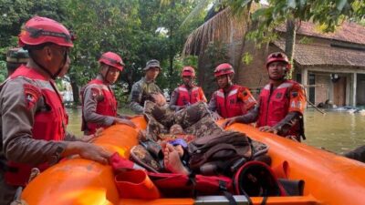 Dramatis! Brimob Polda Jateng Evakuasi Lansia Korban Banjir