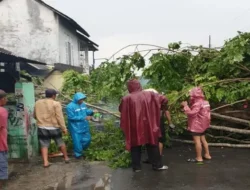 Angin Kencang Rusak Tiga Rumah Warga dan Mapolsek di Sukoharjo