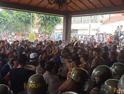 Demo Pilkades di Banjarnegara Ricuh, Gerbang Rumdin Bupati-Pot Rusak
