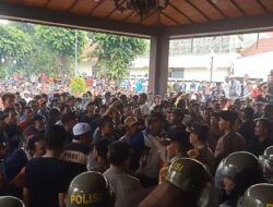 Demo Tolak Penundaan Pilkades di Kab. Banjarnegara Jateng Ricuh!