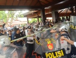 Unjuk Rasa Tolak Penundaan Pilkades di Banjarnegara Ricuh!