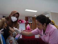Bekerjasama dengan Polestabes Semarang Dinkes Gelar Vaksinasi Polio dan Edukasi Gigi