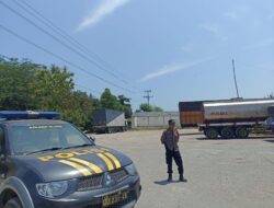 Sambangi Kantong Parkir Truk, Personil Polsek Sluke Gelar Patroli Premanisme
