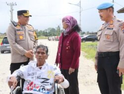 Secara Humanis Kapolres Humbahas Bantu Pemilih Disabilitas Perjalanan Ke TPS