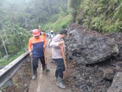 Sebuah Batu Longsoran Tutup Jalur Banjarnegara – Gombong Kebumen Via Waduk Sempor