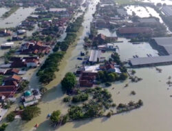 Jalur Pantura Demak Lumpuh Total Akibat Terendam Banjir